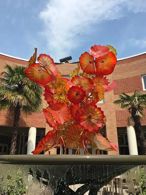 chihuly in the garden fountain